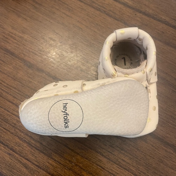Heyfolks size one baby leather polkadot shoe - Picture 2 of 2